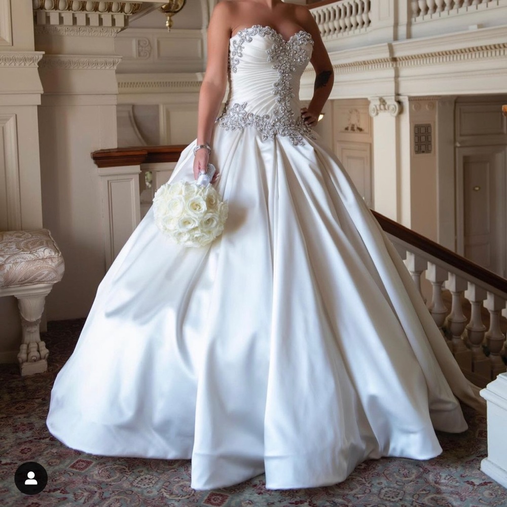 SOLD! Pnina Tornai Wedding Gown & Veil NWT Style 4019